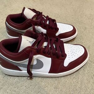 Jordan 1 Low
White Bordeaux